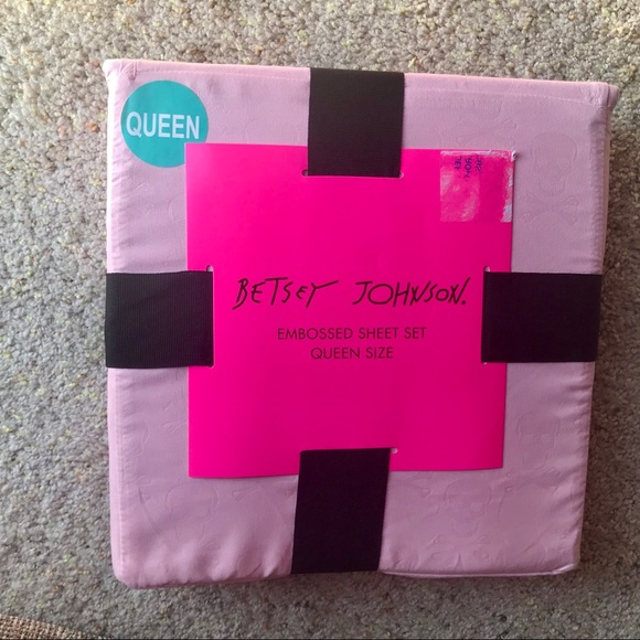 Betsey Johnson Embossed Pink Skull Queen Sheets - Picture 4 of 7